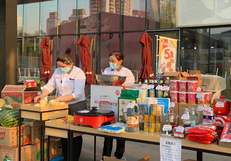 北京餐饮业开启“花式”自救：卖不了火锅就摆摊卖火锅料！