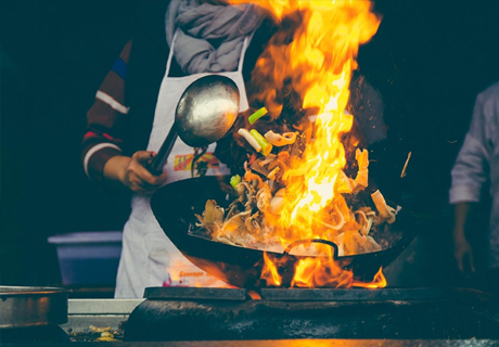 合肥一沿街餐饮店突发火灾，事发时顾客正在就餐