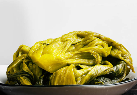 四川一地再现土坑酸菜：工人用脚踩 网友：还是熟悉的配方