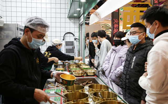 火车站赵姥姥热卤现拌