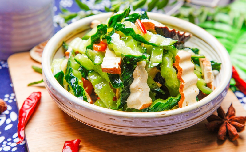 探访济南餐饮店铺：部分商家“无证”卖凉菜，小店难达到冷食类制售条件(图1)