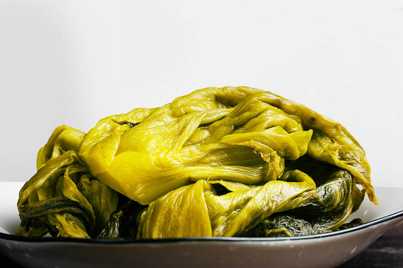 四川一地再现土坑酸菜：工人用脚踩 网友：还是熟悉的配方(图1)